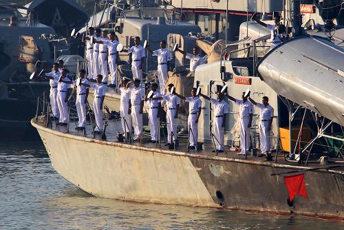11月15日,在孟加拉國東南部城市吉大港,孟加拉國海軍官兵在艦艇上整齊列隊,歡送“和平方舟”號醫(yī)院船。新華社記者 查春明 攝