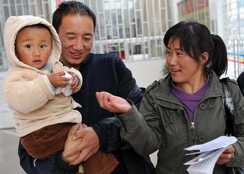 這是一對(duì)藏族夫婦在香格里拉縣婦幼保健院為孩子開藥(攝于2009年2月10日)。目前當(dāng)?shù)厝罕娦滦娃r(nóng)村合作醫(yī)療的參合率達(dá)到95%以上。新華社記者 藺以光 攝
