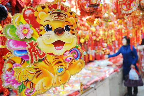 1月12日,一位市民在南昌市西湖區(qū)萬壽宮商城一家店鋪選購新年飾物。新華社記者 周科 攝