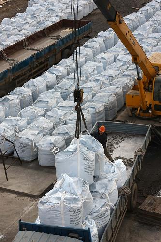 1月12日,一家連云港氯化鈣融雪劑生產企業(yè)緊急調運產品出廠。新華社發(fā)(朱華南 攝)