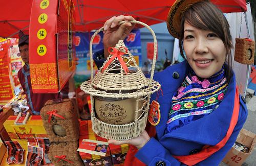 1月12日,在廣西南寧市廣西展覽館,來自環(huán)江毛南族自治縣的毛南族同胞在推介民族特產(chǎn)。在當(dāng)日開幕的2009廣西新產(chǎn)品新技術(shù)交流交易會(huì)上,一些少數(shù)民族展商成了人們關(guān)注的焦點(diǎn)。隨著新產(chǎn)品新技術(shù)在少數(shù)民族地區(qū)的不斷推廣應(yīng)用,一些頗具民族特色、地方特色的產(chǎn)品煥發(fā)出新的生機(jī),大批少數(shù)民族同胞紛紛走出山門,在日益激烈的市場(chǎng)競(jìng)爭(zhēng)中謀求更大的發(fā)展空間。新華社記者 周華 攝