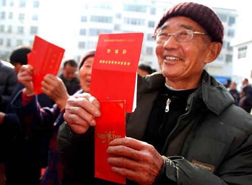1月12日,婺源縣農(nóng)民展示新型農(nóng)村社會(huì)養(yǎng)老保險(xiǎn)領(lǐng)取證。當(dāng)日,江西省婺源縣新型農(nóng)村社會(huì)養(yǎng)老保險(xiǎn)養(yǎng)老金首批發(fā)放儀式在該縣蚺城街道辦事處舉行,來自各鄉(xiāng)鎮(zhèn)的農(nóng)民代表100余人領(lǐng)取了首批養(yǎng)老金。婺源縣是江西省首批新農(nóng)保試點(diǎn)縣之一,該縣將有29.2萬名農(nóng)民被納入新農(nóng)保。新華社發(fā)(王國紅 攝)