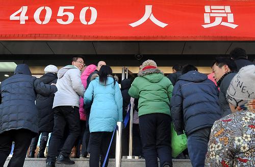 1月13日,應(yīng)聘者進(jìn)入招聘會(huì)場(chǎng)。當(dāng)日,一場(chǎng)為“4050人員”組織的專場(chǎng)招聘會(huì),在河南省人才交流中心舉行,200多家用人單位提供了8000多個(gè)就業(yè)崗位。近年來,河南省每年進(jìn)入“4050”(女40歲以上、男50歲以上)年齡段的就業(yè)困難人員有16萬(wàn)人左右。新華社記者 王頌 攝