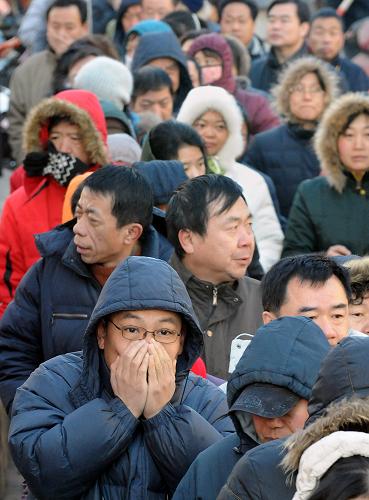 1月13日,應(yīng)聘者們冒著嚴(yán)寒在招聘會(huì)場(chǎng)排隊(duì)等候入場(chǎng)。新華社記者 王頌 攝