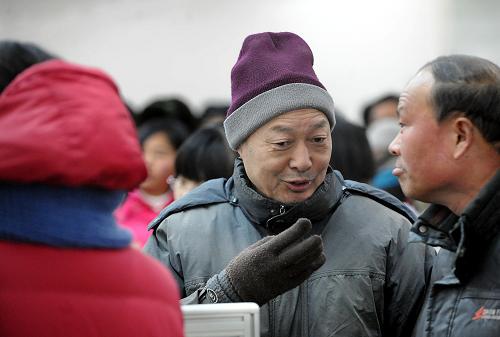 1月13日,一位謀職者在招聘會(huì)場(chǎng)內(nèi)和同伴交談。新華社記者 王頌 攝