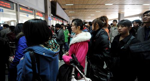 1月13日,旅客在貴陽火車站內(nèi)排隊購票。新華社記者 劉續(xù) 攝