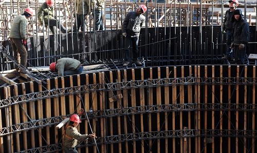 施工人員在黃河上游積石峽水電站廠房區(qū)作業(yè)(1月7日攝)。新華社記者 侯德強 攝