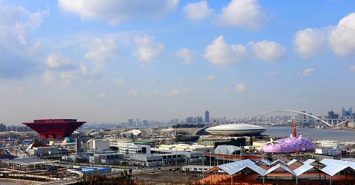 遠眺正在建設(shè)中的世博園區(qū)(2009年12月16日攝)。寄托了人們多少夢想與追求的中國2010年上海世界博覽會,即將在100天后開啟大幕。