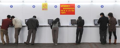 1月21日,旅客在深圳火車北站購買春運(yùn)實(shí)名制火車票。新華社記者 盧漢欣 攝