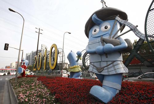 這是2009年11月25日,穿著各國民族服裝的上海世博會吉祥物“海寶”亮相上海街頭。新華社記者 裴鑫 攝
