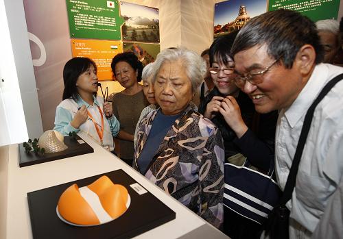 這是2009年10月13日,上海市民在世博歷史回顧展上參觀。 新華社記者 裴鑫 攝