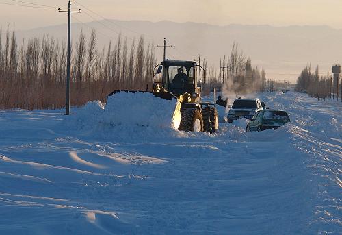 1月21日,鏟雪車正在疏通道路,救助被困車輛。1月20日開始,新疆北部塔城盆地出現(xiàn)入冬以來最明顯的一次偏東大風(fēng)天氣,風(fēng)力達(dá)6-11級,塔城市各鄉(xiāng)村道路及通往冬牧場供給道路嚴(yán)重積雪,各類物資調(diào)運(yùn)困難。據(jù)了解,塔城市公路、交通等部門已出動多種除雪機(jī)械加快道路疏通進(jìn)程。同時,農(nóng)村公路管護(hù)部門也想方設(shè)法租用當(dāng)?shù)仄髽I(yè)和私人推土機(jī)、鏟車等進(jìn)行道路疏通工作。新華社記者 關(guān)俏俏 攝