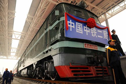 1月26日,中鐵二局的工程車在成都至都江堰鐵路青城山車站準備進行調(diào)試運行。新華社記者 陳凱 攝