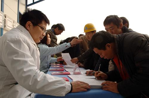 1月27日,江北城科技館中建八局工地,農(nóng)民工在注射前進行咨詢和填表等程序。 當日,重慶市江北區(qū)政府組織醫(yī)療隊伍開展為農(nóng)民工免費接種甲型H1N1流感疫苗活動。本次活動由江北區(qū)疾病預防控制中心提供疫苗,轄區(qū)14個衛(wèi)生服務中心派出醫(yī)務人員到工地為農(nóng)民工注射。據(jù)介紹,本次活動將有1萬人次接種疫苗。 新華社記者 陳誠 攝