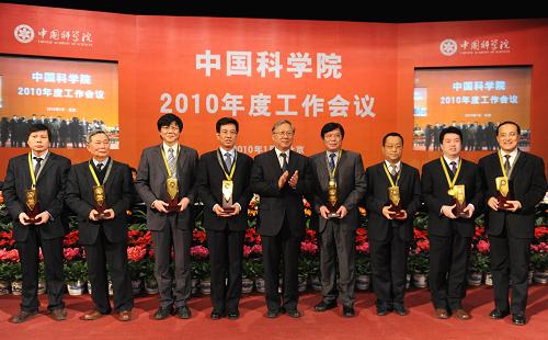 1月27日,全國(guó)人大常委會(huì)副委員長(zhǎng)、中國(guó)科學(xué)院院長(zhǎng)路甬祥與獲獎(jiǎng)個(gè)人和集體代表合影。當(dāng)日,2009年中國(guó)科學(xué)院杰出科技成就獎(jiǎng)在北京揭曉,近代物理研究所的重離子加速器冷卻儲(chǔ)存環(huán)(HIRFL-CSR)工程研究集體、地理科學(xué)與資源研究所的中國(guó)地域空間開(kāi)發(fā)的理論體系研究及重大規(guī)劃實(shí)踐研究集體、福建物質(zhì)結(jié)構(gòu)研究所的萬(wàn)噸級(jí)“煤制乙二醇”技術(shù)攻關(guān)研究集體、上海微小衛(wèi)星工程中心的“神舟七號(hào)”伴隨衛(wèi)星研究集體和金屬研究所的可視化鑄鍛技術(shù)研究集體等獲獎(jiǎng)。新華社記者 金良快 攝