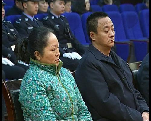 2月2日,文強(qiáng)妻子周曉亞(左一)出庭受審(視頻截圖)。新華社發(fā)