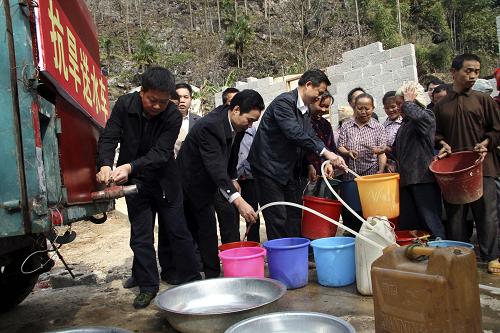 2月1日,廣西大化瑤族自治縣組織抗旱送水車為七百弄鄉(xiāng)弄魯屯群眾送水。新華社發(fā)(韋哲 攝)