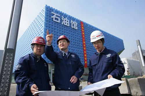 2月8日,中國鐵建上海世博會石油館項目部管理人員與工程技術(shù)人員在“油立方”前布置春節(jié)期間的工作。日前,上海世博會石油館“油立方”順利封頂,目前正在進行裝修和調(diào)試工作。“油立方”是上海人民送給世博會石油館的昵稱。經(jīng)過建設(shè)者82天風(fēng)雨無阻的日夜奮戰(zhàn),在先后克服了地下大型障礙物清除、鋼管樁施工、地下承臺和基礎(chǔ)梁施工等難題后,“油立方”展示在世人面前。新華社發(fā)(劉文攝)