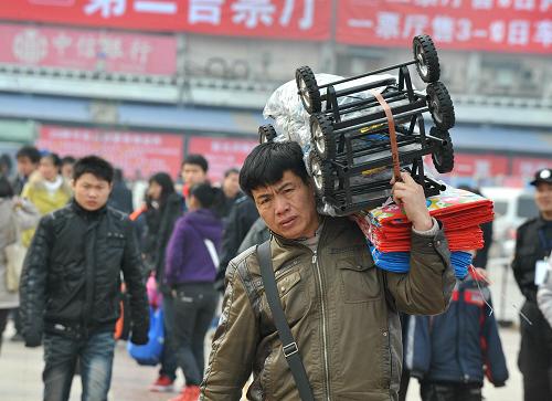 2月19日,一名旅客準備從長沙火車站前廣場進站候車。當日,隨著春節(jié)假期接近尾聲,湖南鐵路迎來節(jié)后春運首個客流高峰。計劃節(jié)后在湖南地區(qū)始發(fā)的43對臨客列車中,已有38對上線運行,京廣等主要干線運能安排已接近極限。湖南各站有1000余名春運志愿者上崗,在進站大廳、候車室等處為旅客提供全天候咨詢、導乘等便民服務。新華社記者 龍弘濤 攝