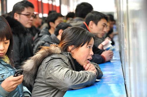 2月19日,旅客在長沙火車站售票廳排隊購票。新華社記者 龍弘濤 攝