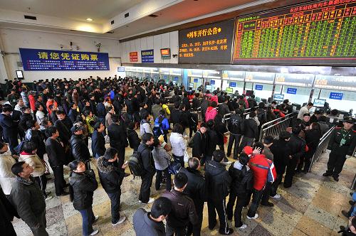 2月19日,旅客在長沙火車站售票廳排隊購票。新華社記者 龍弘濤 攝