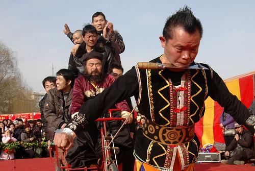2月18日,正月初五,在第十屆北京蓮花池廟會(huì)上,民間藝人楊光合表演《刀橫脖子拉車》。春節(jié)期間,來(lái)自全國(guó)各地的絕技奇人亮相第十屆北京蓮花池廟會(huì)“民間奇人絕技大舞臺(tái)”,令京城市民及外地游客大飽眼福。新華社發(fā)(李文明 攝)