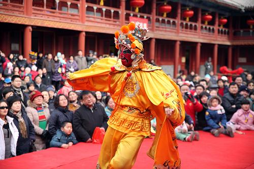 2月18日,正月初五,民間藝人在北京東岳廟春節(jié)文化廟會(huì)上表演川劇變臉。新華社發(fā)(陳曉根 攝)