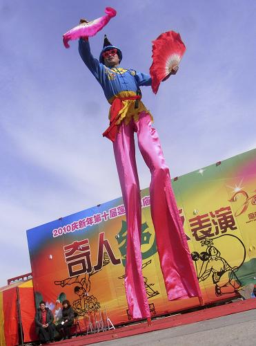 2月18日,正月初五,在第十屆北京蓮花池廟會(huì)上,民間藝人丁加偉表演高蹺秧歌。新華社發(fā)(李文明 攝)