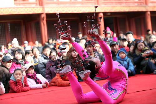 2月18日,正月初五,民間藝人在北京東岳廟春節(jié)文化廟會(huì)上表演柔術(shù)。新華社發(fā)(陳曉根 攝)