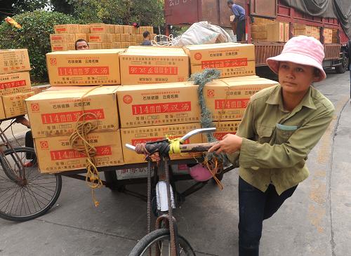 一位越南婦女在云南河口口岸進(jìn)貨回國(guó)(3月20日攝)。中國(guó)—東盟自由貿(mào)易區(qū)正式建成后,地處中越邊境的云南河口口岸采取措施簡(jiǎn)化手續(xù),提高通關(guān)效率,方便邊民貿(mào)易往來(lái)。據(jù)當(dāng)?shù)剡呝Q(mào)部門(mén)統(tǒng)計(jì),河口口岸1至2月進(jìn)出口總值達(dá)8億元,比2009年同期增長(zhǎng)78.2%;進(jìn)出口貨運(yùn)量為20.1萬(wàn)噸,比2009年同期增長(zhǎng)1.4%。新華社記者 陳海寧 攝