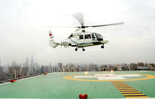 3月30日,試飛直升機即將降落瑞金醫(yī)院門診大樓上的空中停機坪。當日,一架直升機降落在上海瑞金醫(yī)院空中停機坪,此次試飛成功標志著上海世博會的空中急救航道貫通??罩兄鄙龣C是醫(yī)療急救系統(tǒng)的有機組成部分,可為各種突發(fā)公共衛(wèi)生事件提供及時、可靠的醫(yī)療救治保障。瑞金醫(yī)院作為離世博園區(qū)最近的定點醫(yī)院,其空中直升機場將為2010年世博會保駕護航。新華社記者 劉穎 攝