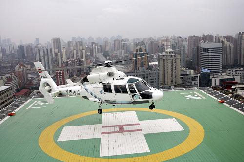 3月30日,一架直升機降落在瑞金醫(yī)院新門診大樓24層頂層。當日,上海瑞金醫(yī)院首次試飛直升機獲得成功。瑞金醫(yī)院作為離世博園區(qū)最近的世博會定點醫(yī)療機構,其空中直升機停機坪可為發(fā)生意外的世博會游客保駕護航,爭取“黃金搶救時間”。新華社發(fā)(任國強 攝)