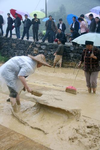3月30日,廣西羅城縣懷群鎮(zhèn)劍江村農(nóng)民冒雨整理秧田,為育秧做準(zhǔn)備。新華社發(fā)(吳耀榮 攝)