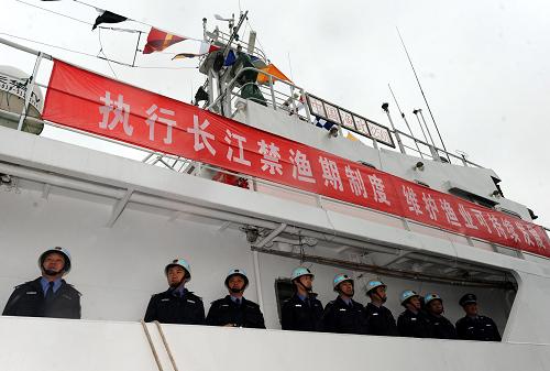 4月1日,漁政執(zhí)法人員準(zhǔn)備出發(fā)進(jìn)行巡航檢查。當(dāng)日,長(zhǎng)江葛洲壩以下至河口水域進(jìn)入為期3個(gè)月的禁漁期。2010年度長(zhǎng)江禁漁期同步執(zhí)法行動(dòng)在江蘇省南通市同步啟動(dòng),執(zhí)法船隊(duì)將分赴重點(diǎn)水域查處非法捕撈行為。新華社記者 姜帆 攝