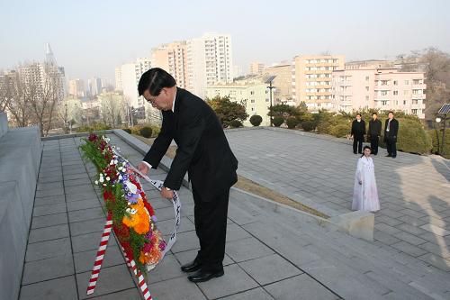 4月5日,中國駐朝鮮大使劉洪才向位于平壤市牡丹峰的中朝友誼塔敬獻(xiàn)花圈。當(dāng)天是清明節(jié),中國駐朝鮮大使館工作人員、正在朝鮮訪問的中國天津女排隊(duì)員等來到中朝友誼塔,祭奠中國人民志愿軍烈士,緬懷他們的豐功偉績。新華社記者 高浩榮 攝