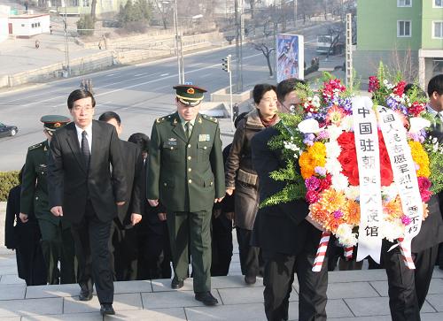 4月5日清明節(jié),中國駐朝鮮大使館工作人員、正在朝鮮訪問的中國天津女排隊(duì)員等來到位于平壤市牡丹峰的中朝友誼塔,祭奠中國人民志愿軍烈士,緬懷他們的豐功偉績。新華社記者 高浩榮 攝