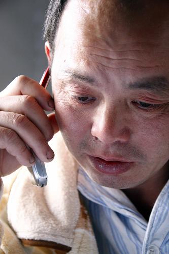 4月8日,在河津晉鋁醫(yī)院治療的獲救人員程全中與弟弟程小中通電話,聽到親人聲音,程全中喜極而泣。目前,115名獲救人員得到“一人一組一方案”的人性化治療,沒有出現(xiàn)病危和死亡病例。新華社記者 高學余 攝