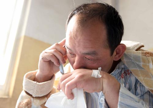 4月8日,在河津晉鋁醫(yī)院治療的獲救人員程全中與弟弟程小中通電話,聽到親人聲音,程全中喜極而泣。新華社記者 高學余 攝