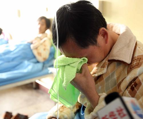 4月8日,在河津晉鋁醫(yī)院治療的獲救人員王任芳與夫人通電話時,禁不住激動落淚。新華社記者 高學余 攝