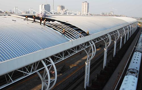 4月8日,施工人員正在南昌鐵路局九江火車站對(duì)無柱雨棚進(jìn)行封頂作業(yè)。當(dāng)日,昌九城際鐵路重點(diǎn)控制性工程——九江站改造升級(jí)工程全面封頂。昌九城際鐵路是我國繼京津城際之后開工的第二條城際鐵路,目前建設(shè)工作已進(jìn)入收尾階段,今年6月底可正式開通試運(yùn)營。昌九城際鐵路開通后,將緩解京九線昌九段運(yùn)輸能力緊張局面,九江到南昌也由原來的近2個(gè)小時(shí)縮短為40分鐘。新華社發(fā)(胡國林 攝)
