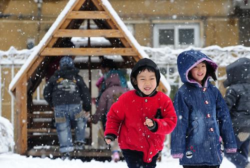 4月9日,沈陽(yáng)市皇姑區(qū)實(shí)驗(yàn)幼兒園中班的小朋友在雪中嬉戲。新華社記者 任勇 攝