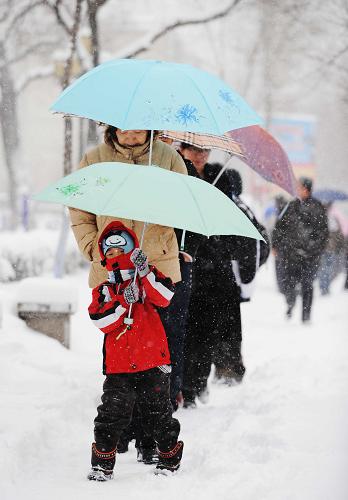 4月13日,市民在風(fēng)雪中前行。新華社記者 王建威 攝