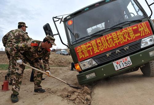 這是武警寧夏總隊抗旱救災(zāi)分隊的運水車輛在運水途中遭遇陷車(4月13日攝)。新華社記者 王鵬 攝