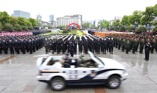 4月14日上午,杭州市在浙江省人民大會堂廣場舉行上海世博會“環(huán)滬護城河”安保工作誓師大會暨啟動儀式,來自公安、武警及相關(guān)部門的千余名代表參加。新華社發(fā)(李忠 攝)