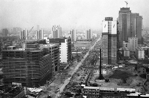 這是1994年8月拍攝的上海浦東一條正在建設(shè)的大道。新華社發(fā)(資料照片)