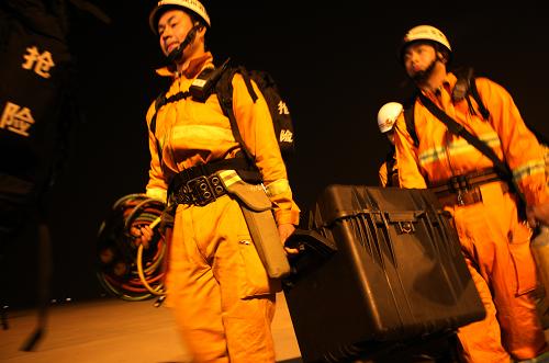4月15日,在鄭州新鄭機(jī)場(chǎng),河南省消防總隊(duì)赴青海災(zāi)區(qū)搶險(xiǎn)突擊隊(duì)隊(duì)員搬運(yùn)救災(zāi)物資。河南省消防總隊(duì)跨區(qū)域應(yīng)急救援隊(duì)于4月15日3時(shí)從鄭州出發(fā),緊急飛赴青海。這支隊(duì)伍由100多名隊(duì)員組成,大部分隊(duì)員曾參加過(guò)汶川地震救援,救援隊(duì)配備了生命探測(cè)儀、液壓破拆工具、起重氣墊、帳篷等搶險(xiǎn)救援物資3300余件(套)。新華社發(fā)(康建國(guó) 攝)