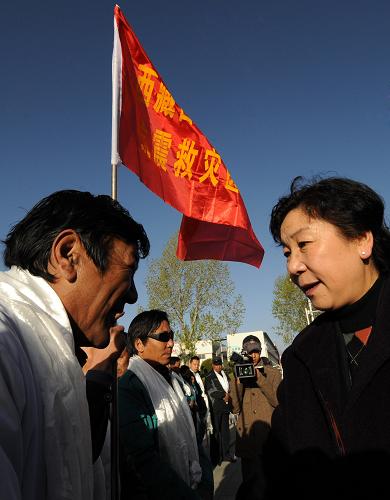 4月15日,有關方面為西藏自治區(qū)醫(yī)療隊送行。青海玉樹地震發(fā)生后,根據(jù)衛(wèi)生部統(tǒng)一部署,西藏自治區(qū)衛(wèi)生部門抽調精干人員,連夜準備藥品、救護車。15日早晨,15家醫(yī)療單位的81名醫(yī)護人員從拉薩出發(fā),陸路趕赴青海玉樹地震災區(qū),預計將在兩天內抵達。新華社記者 覺果 攝