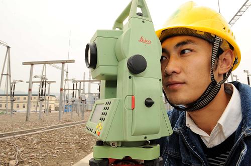 4月15日,一名施工人員在220千伏新華變電站進行放線觀測。新華社記者 陳凱 攝