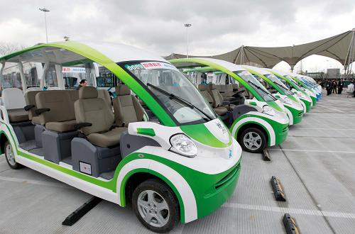 4月15日,各種車型的新能源車在世博園中國館前廣場匯集。當日,上海世博會新能源車交車儀式在世博園中國館前廣場舉行。此次交付的40輛不同車型清潔能源車代表了中國目前新能源汽車開發(fā)的最高水平,包括超級電容客車、純電動車、燃料電池車。在上海世博會舉辦期間,世博園區(qū)內(nèi)和周邊交通將有1017輛各類新能源車投入示范運行。這是繼北京奧運會后,我國新能源汽車技術(shù)和成果的又一次集中展示。據(jù)測算,新能源汽車在世博會6個月期間的示范運行,預(yù)計將節(jié)約傳統(tǒng)燃料約10000噸,減少有害物質(zhì)(碳氫化合物、一氧化碳、氮氧化物、顆粒)排放約118噸,減少二氧化碳排放約28400噸。新華社記者 任瓏 攝