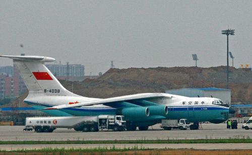 4月15日13時(shí)31分,空軍一架剛剛將500頂帳篷運(yùn)抵玉樹(shù)災(zāi)區(qū)的伊爾—76運(yùn)輸機(jī)返回成都雙流機(jī)場(chǎng)加油,馬上將執(zhí)行新的空運(yùn)任務(wù)。截至4月15日16時(shí),空軍共出動(dòng)7架伊爾—76運(yùn)輸機(jī)飛行16架次,空運(yùn)救災(zāi)物資73噸,運(yùn)送救援和醫(yī)療人員447人,轉(zhuǎn)運(yùn)受傷群眾60余人。新華社發(fā)(譚超 攝)